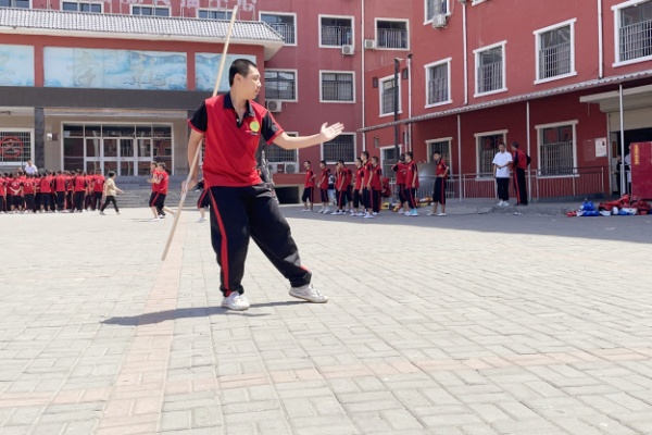封闭式学校是一周回家一次么？