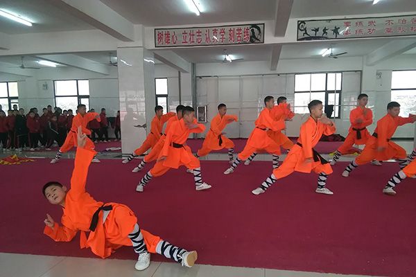 孩子经常玩手机的四大危害!