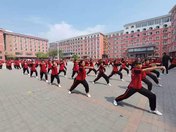 嵩山少林寺武校女孩是怎么练武的,和男生一起学吗?