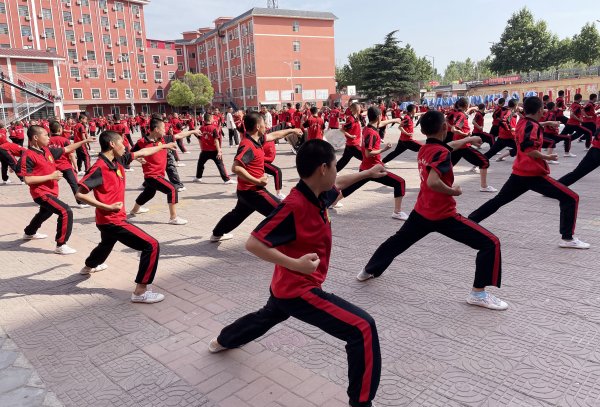 孩子去少林寺武校的话，少林寺武校可以拿手机去么？