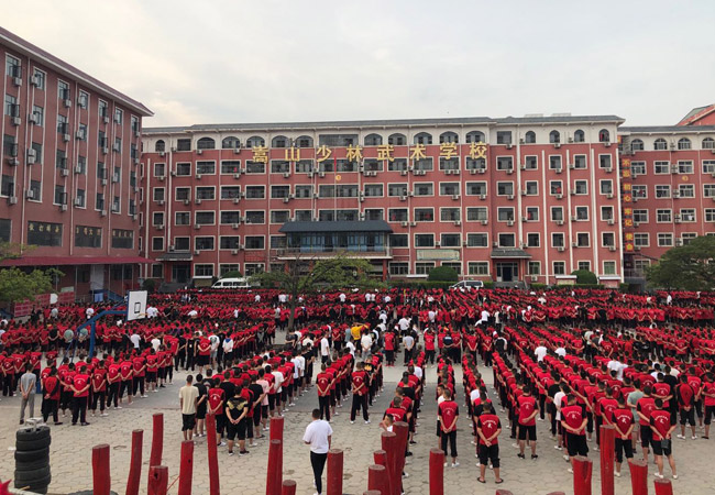 封闭学校一年多少钱初中