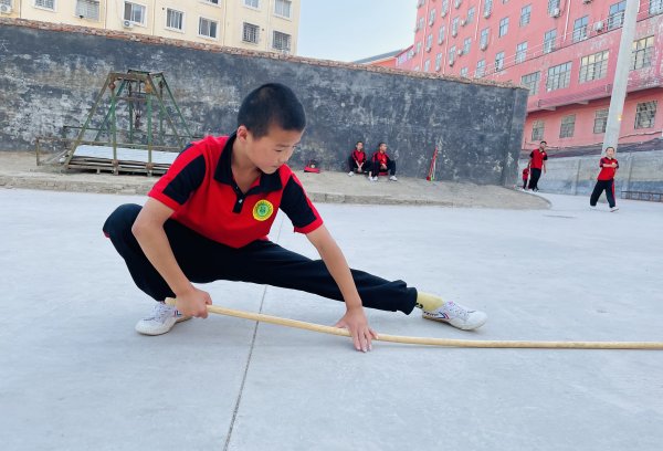 7岁孩子学习画画好还是学武术好？