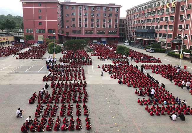 全封闭学校专门管理叛逆的学生